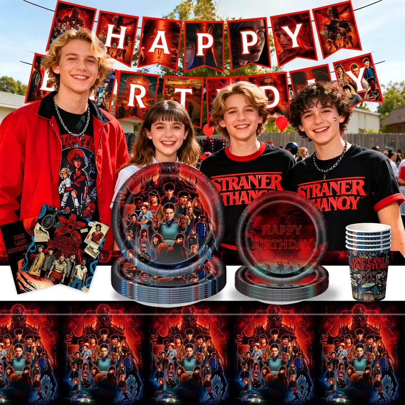 Stranger Birthday Party Dekorations- und Geschirrset „Welcome To The Other Side“ – Teller, Becher, Horror-Party-Zubehör, Geschenktüte, Hintergrund – Detail 5
