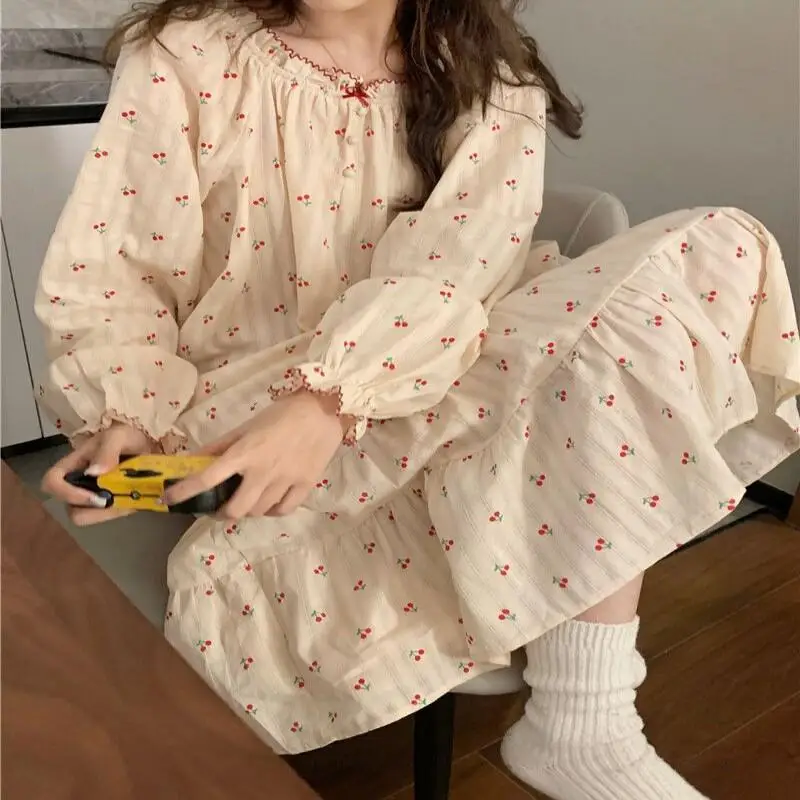 ชุดนอนเซ็กซี่แฟชั่นชุดนอนสีตัดกัน ชุดลำลองสำหรับผู้หญิงตัวเล็ก ลายเชอร์รี่ สำหรับฤดูใบไม้ร่วง