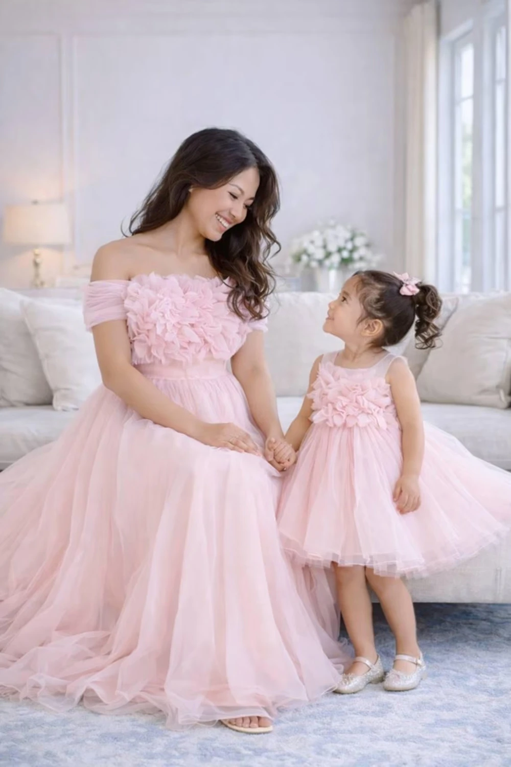 nuovi-abiti-coordinati-mamma-e-figlia-per-servizio-fotografico-outfit-madre-figlia-per-il-primo-compleanno-o-festa-di-matrimonio-modello-a-line