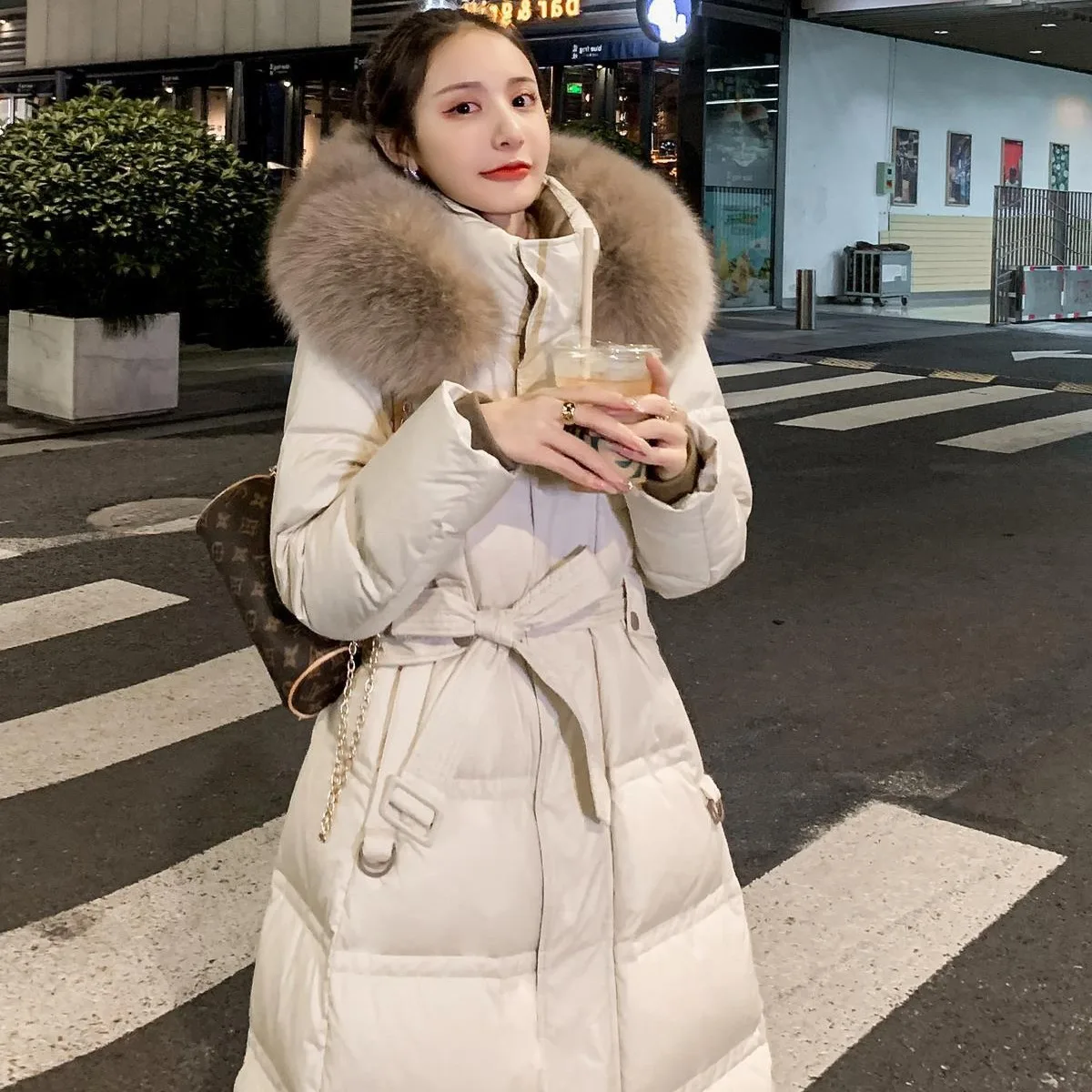 معطف نسائي جديد لعام 2025 بياقة من فرو الثعلب معطف طويل للتخسيس والخصر وريش البط الأبيض #3
