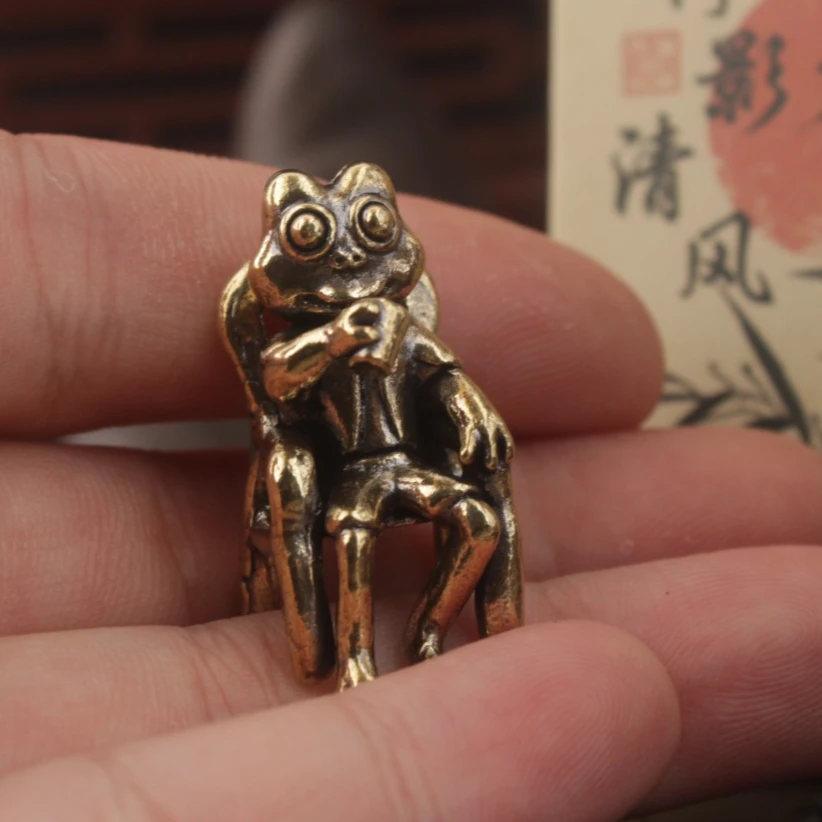 طاولة مكتب نحاسية صلبة زخرفة صغيرة ضفدع صغير يجلس على كرسي شرب الشاي ديكور المنزل سطح المكتب الشاي الحيوانات الأليفة للهدايا #3