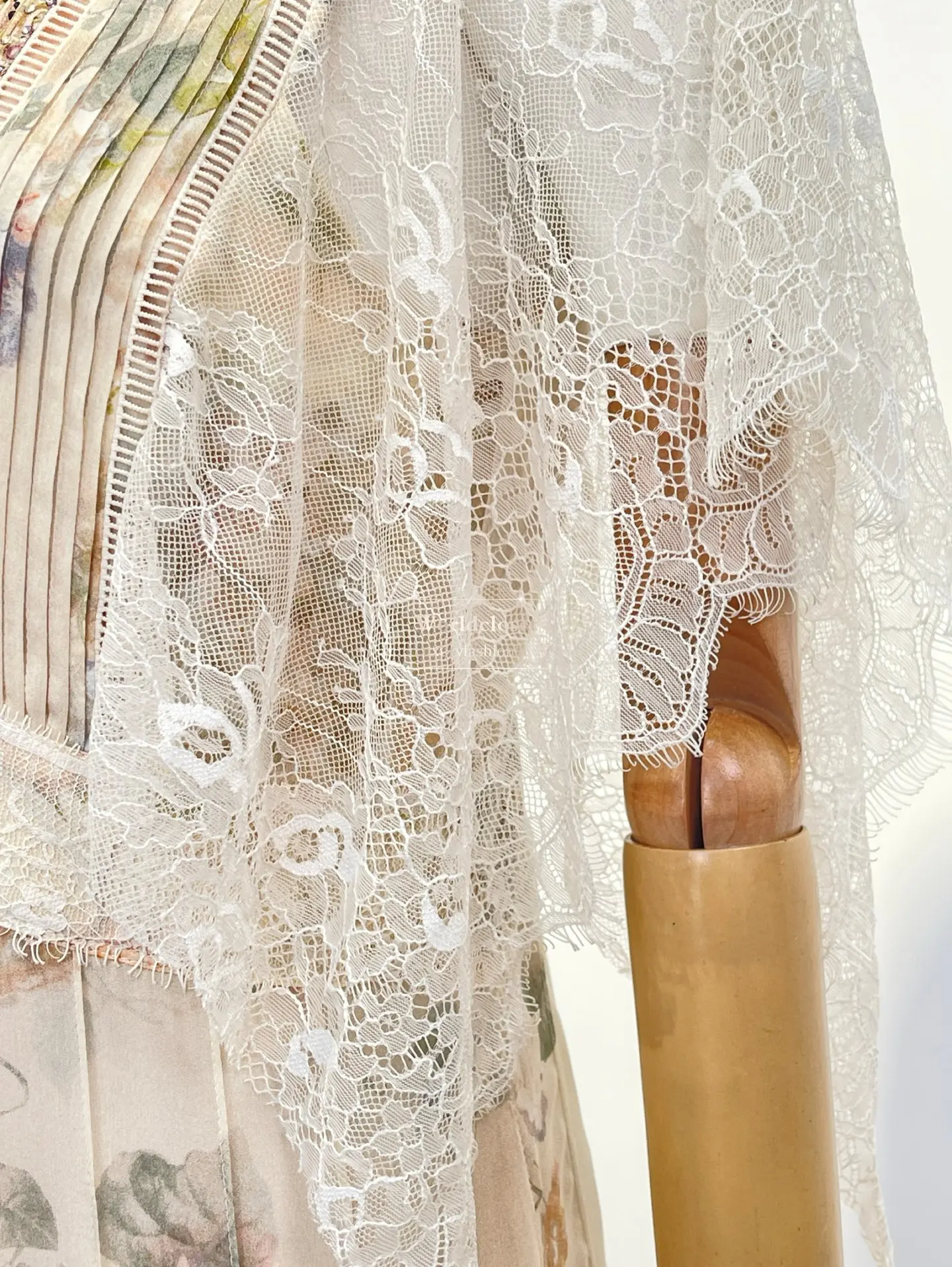 

Бежевое платье миди с цветочным принтом бабочек, короткими рукавами, кружевными вставками и глубоким V-образным вырезом