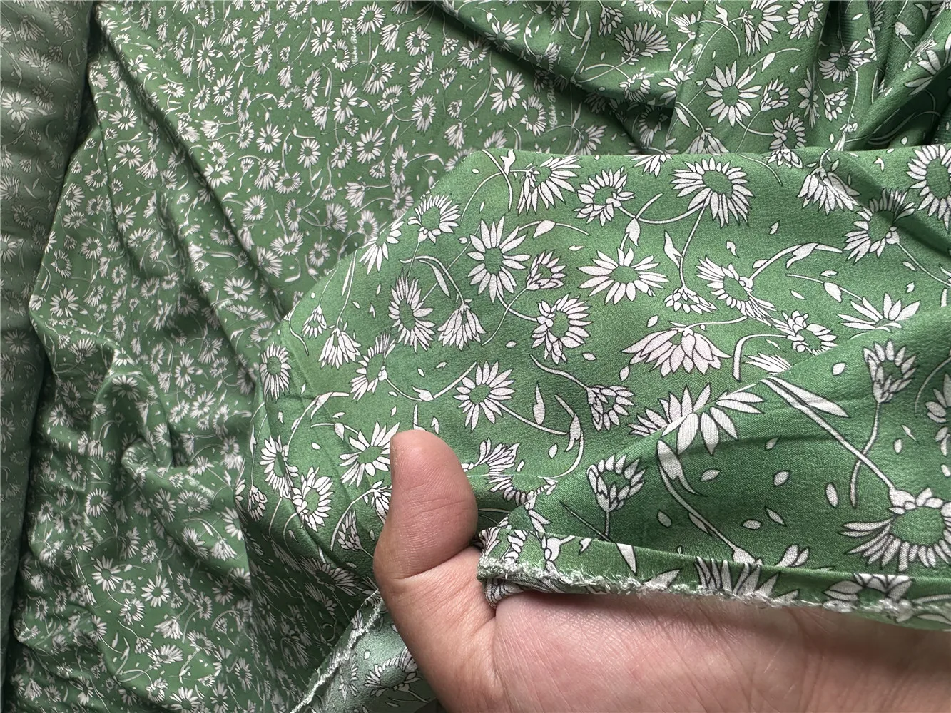 1 meter 100% Mulberry Silk 13 momme Crepe Silk Green Floral Printed 136cm 53\