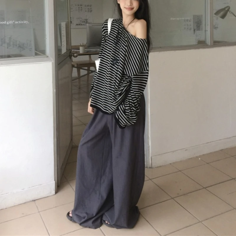 

Свободный вязаный свитер в полоску в ленивом стиле для женщин, осень 2023, новый драпированный универсальный свободный топ с длинными рукавами и наклонными плечами