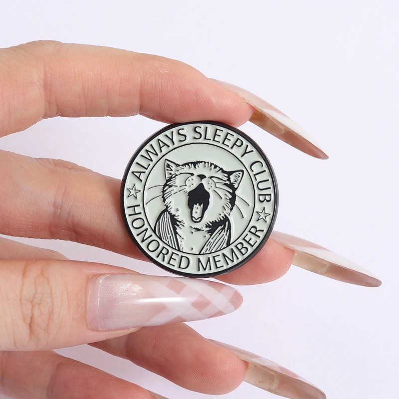 دائما النوم نادي المينا دبابيس الكرتون لطيف القط يون دبابيس التلبيب شارات ريترو وقح مجوهرات بأشكال حيوانات هدية للأطفال الأصدقاء