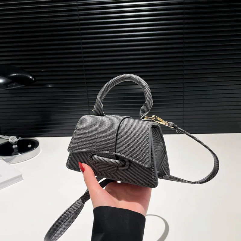 

2025 summer new style shoulder small square women's bag with locking fashionable women handbag