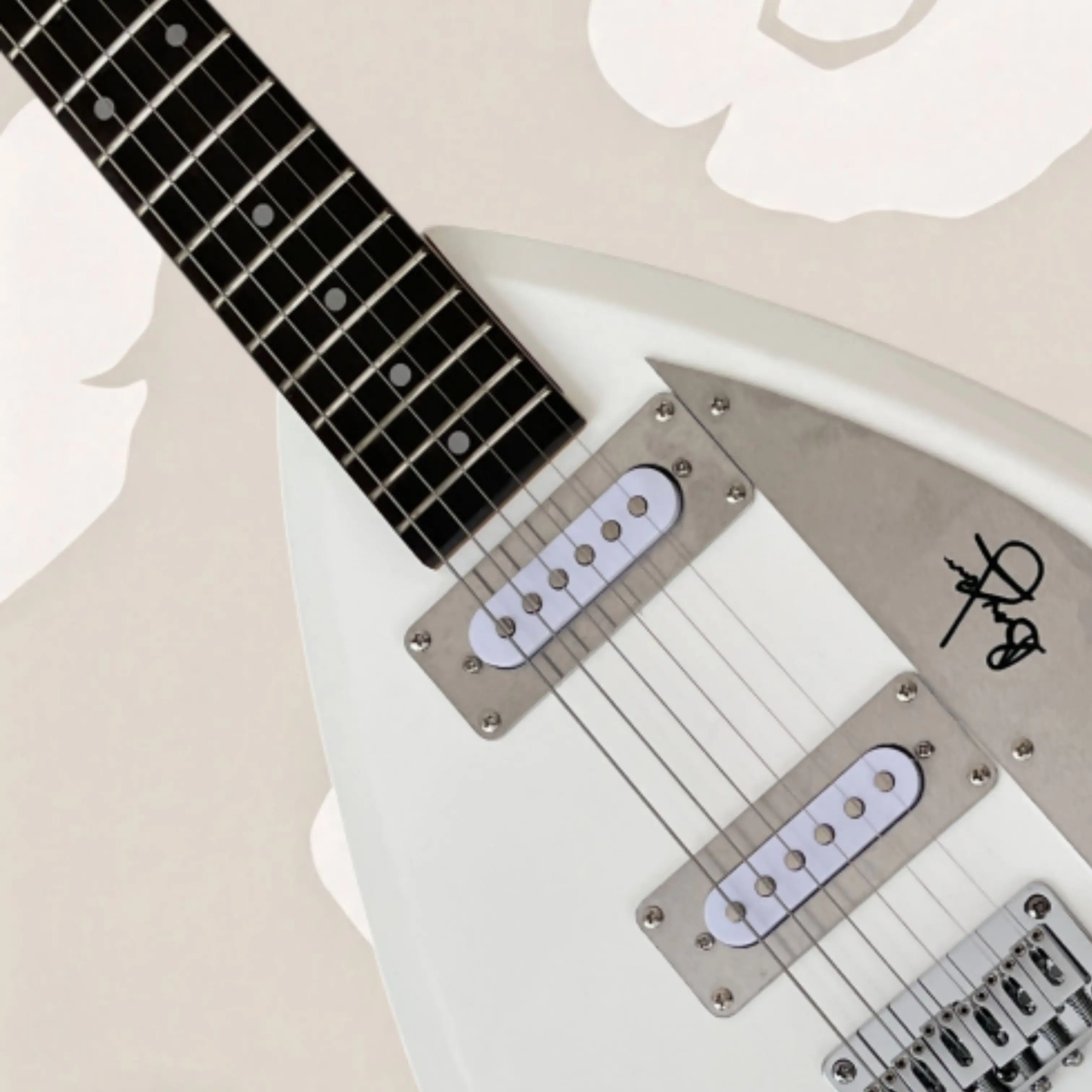 Teardrop Electric Guitar, Solid White Gloss Body, Silver Metal Hardware Guitars, Sturdy Build for Playing & Collection Guitarra