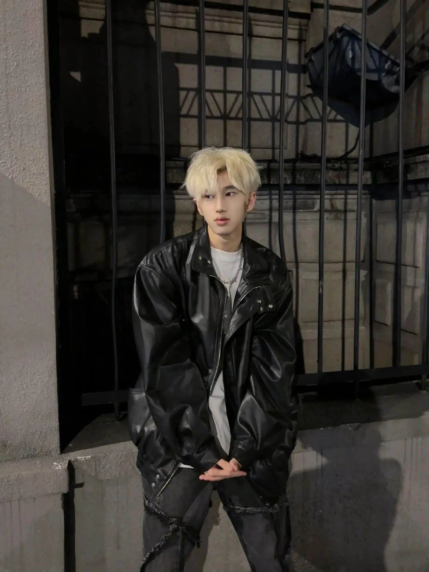 

Американская мотоциклетная куртка из искусственной кожи для мужчин, модная черная универсальная куртка на весну-осень, молодежная, с длинными рукавами, свободного кроя