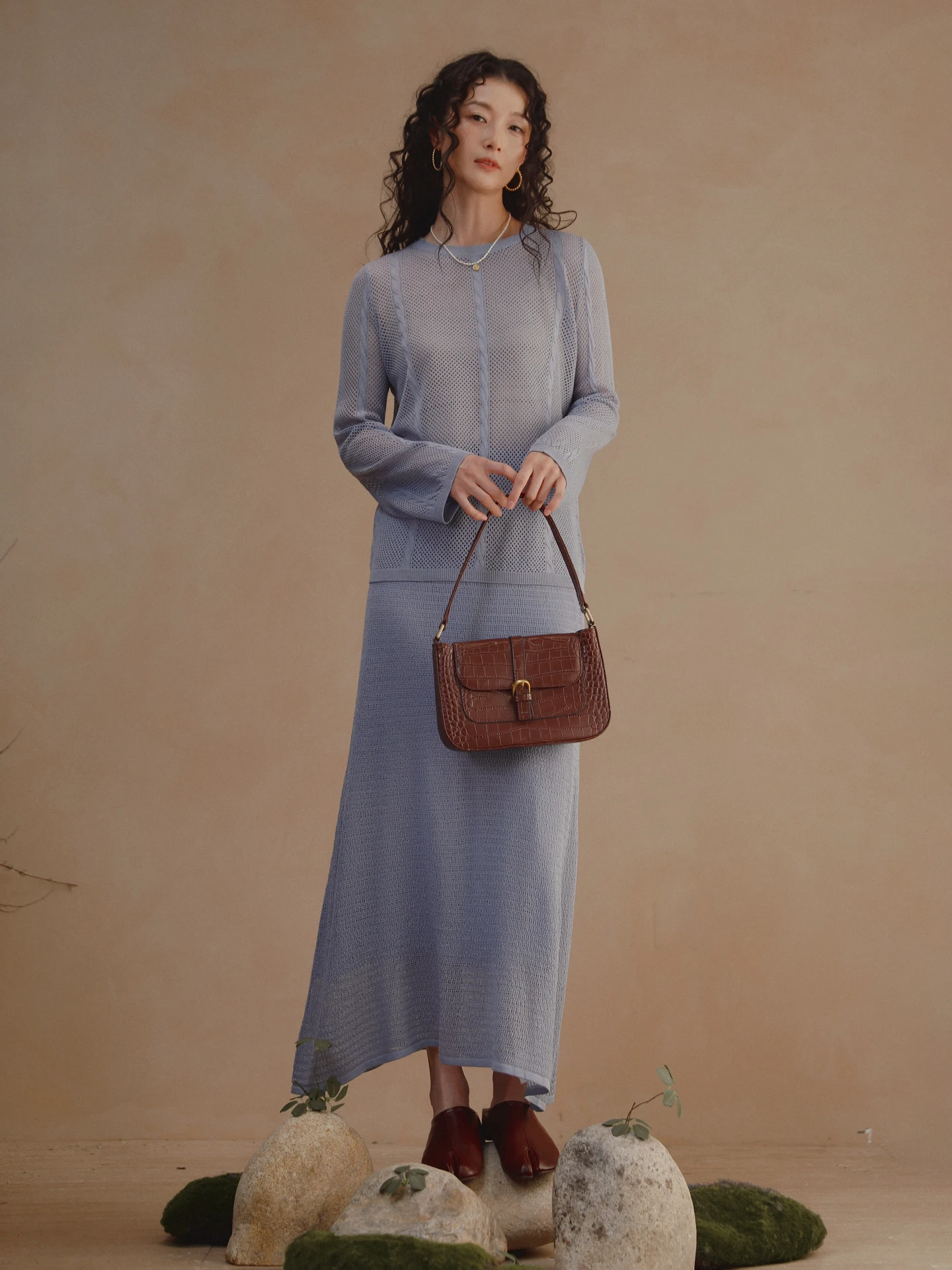 

Женский льняной вязаный комплект: юбка А-силуэта с высокой талией и ажурной текстурой, дышащий топ с длинными рукавами. Новинка Весна 2026.