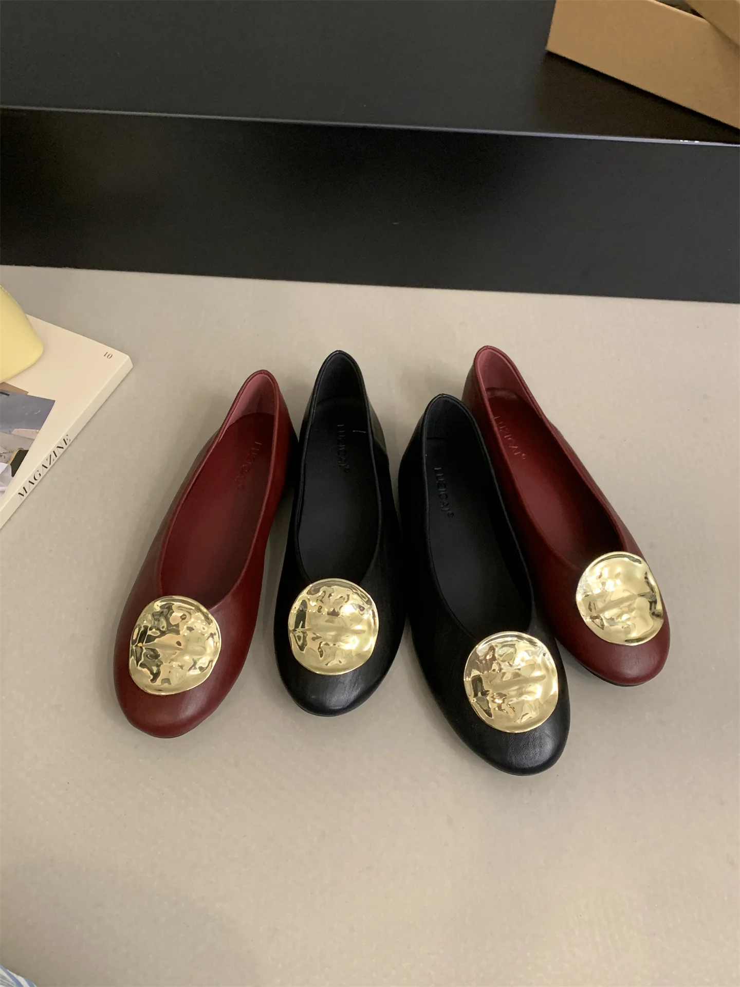 

Балетки на плоской подошве с золотыми металлическими украшениями, танцевальная обувь, повседневная женская мягкая обувь, женская модная женская обувь без шнуровки на резинке