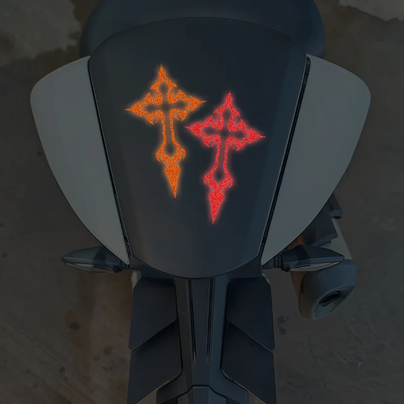 2 Stück Reflektierende Gotische Kreuz-Motorradaufkleber Wasserdichte Selbstklebende Vinyl-Aufkleber für DIY Kraftstofftank Helm Frontverkleidung