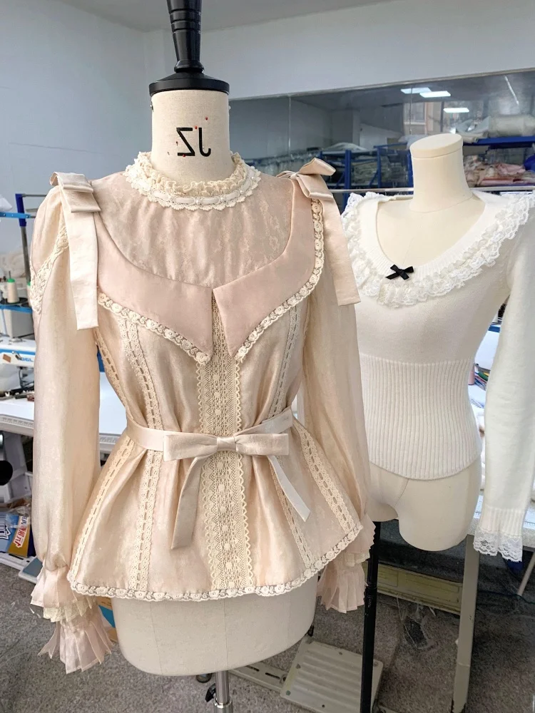 

Классический элегантный топ с длинными рукавами и узлом на талии, универсальный, с богатой отделкой, для создания нежного и изысканного образа.