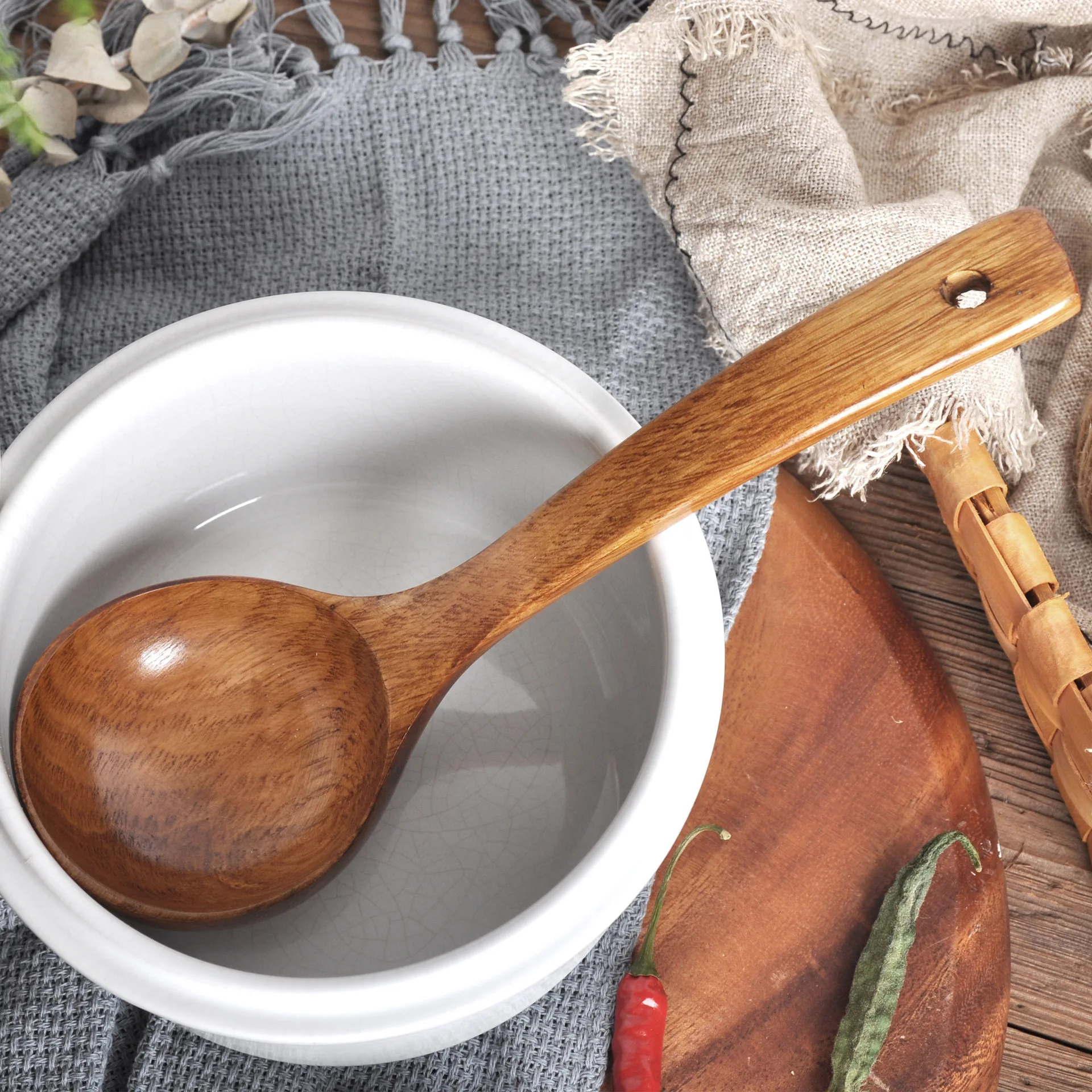 Natural Kemu Wood Soup Spoon 26cm Long Handle Curved Design High Gloss Lacquer Finish Korean Cooking Utensil Wholesale