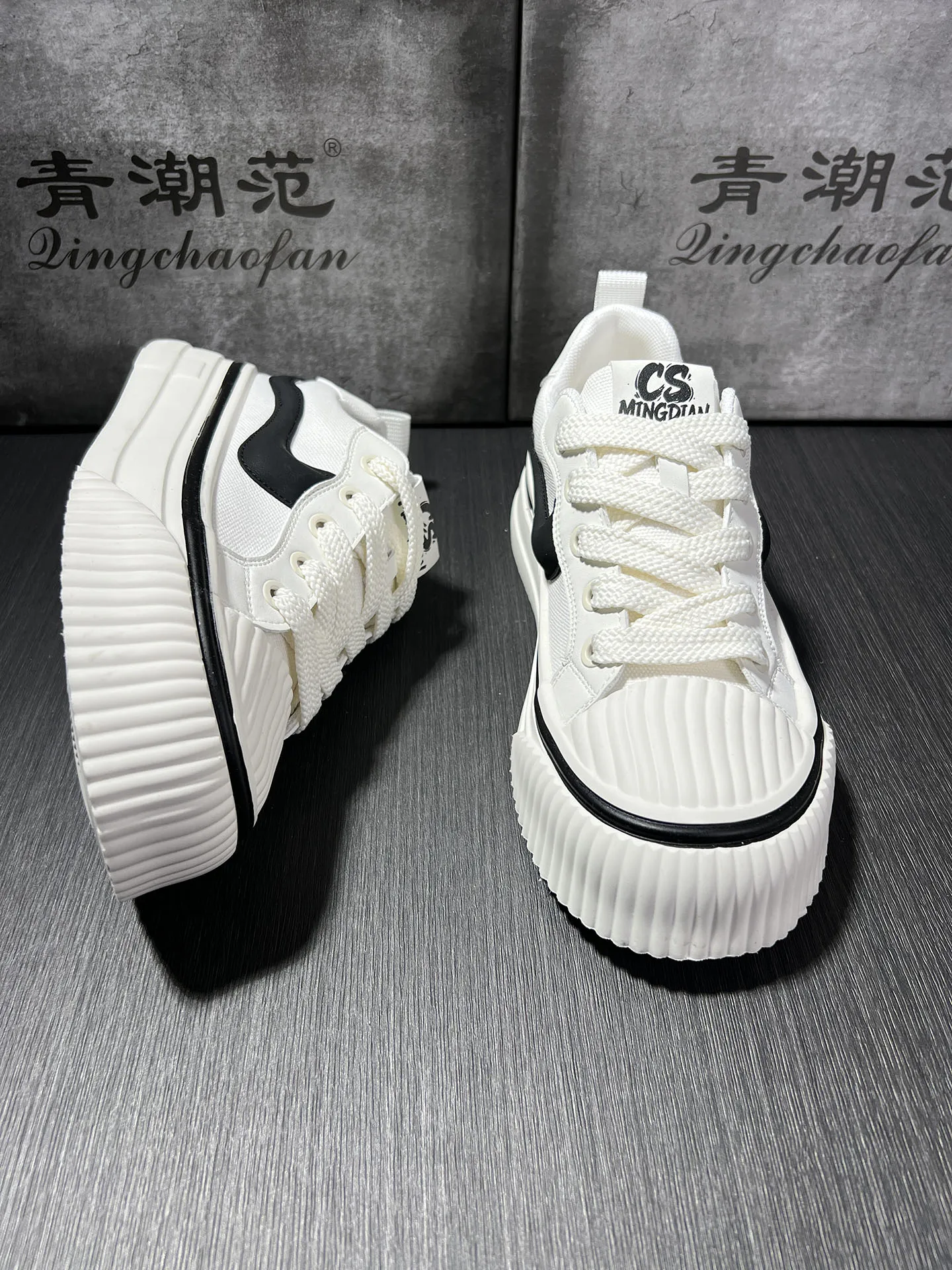 nouvelles-chaussures-decontractees-et-sportives-pour-hommes-2026-a-semelle-Epaisse-rehaussante-style-cookie-bicolores-noir-et-blanc-en-maille-respirante