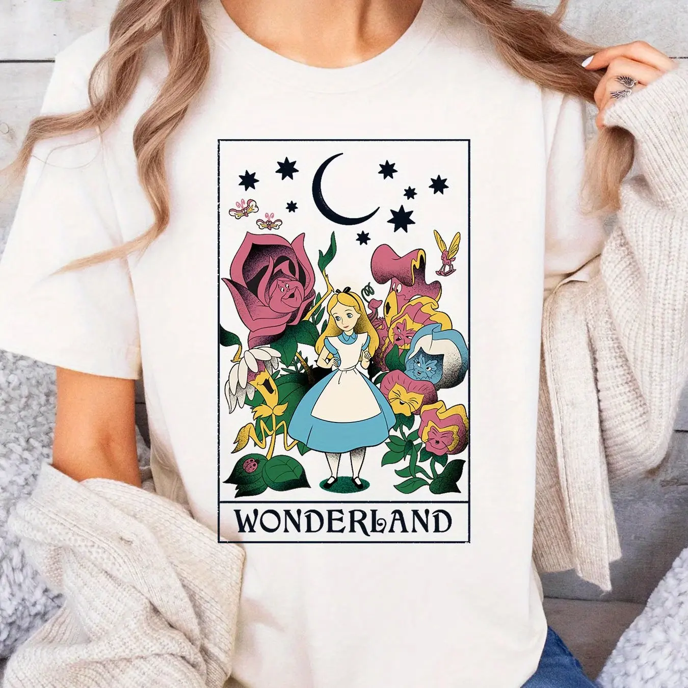 

Детская летняя футболка с принтом «Алиса в стране чудес» для девочек, повседневная свободная удобная женская футболка с короткими рукавами для родителей и детей, Disney