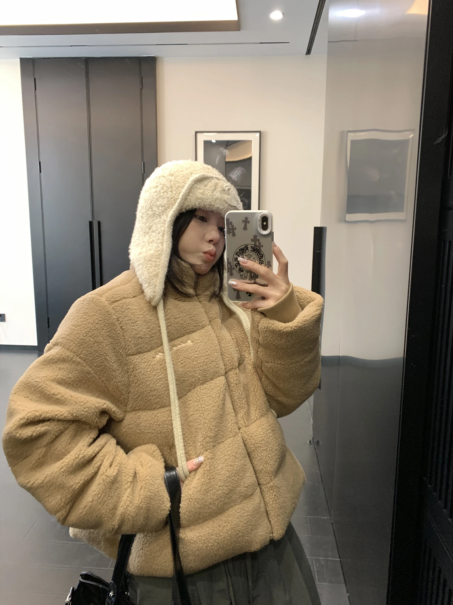 

Стильная ретро-куртка из утолщенного хлопка для женщин, свободного кроя, теплая, с отделкой из овечьей шерсти, уличный стиль, бренд Oisis, зимняя верхняя одежда