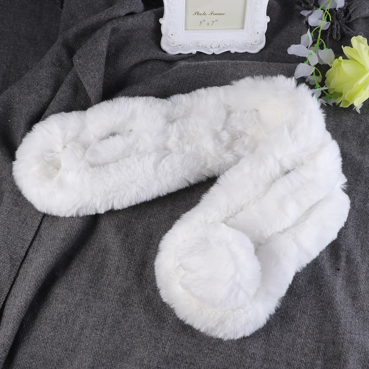 وشاح شتوي أنيق للحفاظ على الدفء على شعر أرنب صناعي أبيض أنيق وخفيف الوزن للنساء وشاح شتوي