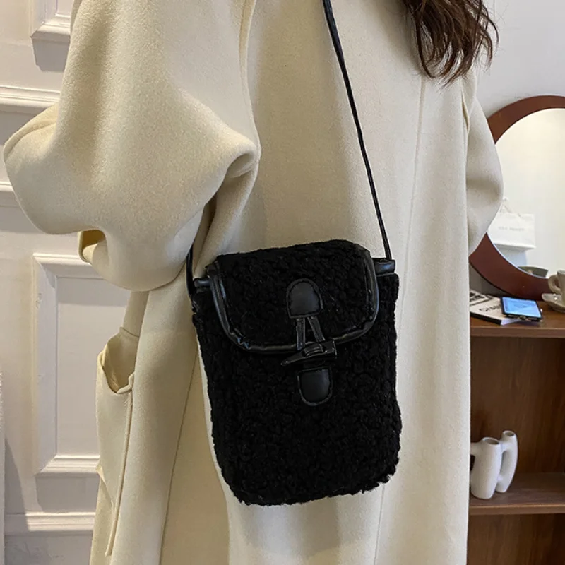 Modna zimowa torebka na telefon z wełny jagnięcej, słodka, urocza, przenośna damska portmonetka, kwadratowa torebka, pluszowa torba na ramię ze sztucznego futra.