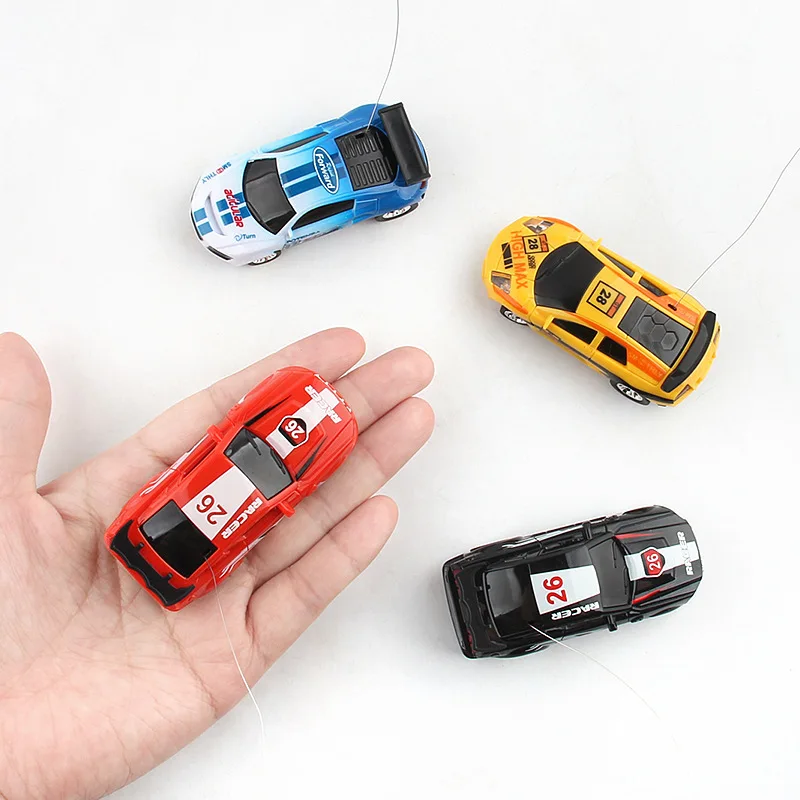 Voiture de course sans fil à quatre voies pour enfants, micro-voitures télécommandées, canettes créatives, clics de barricade