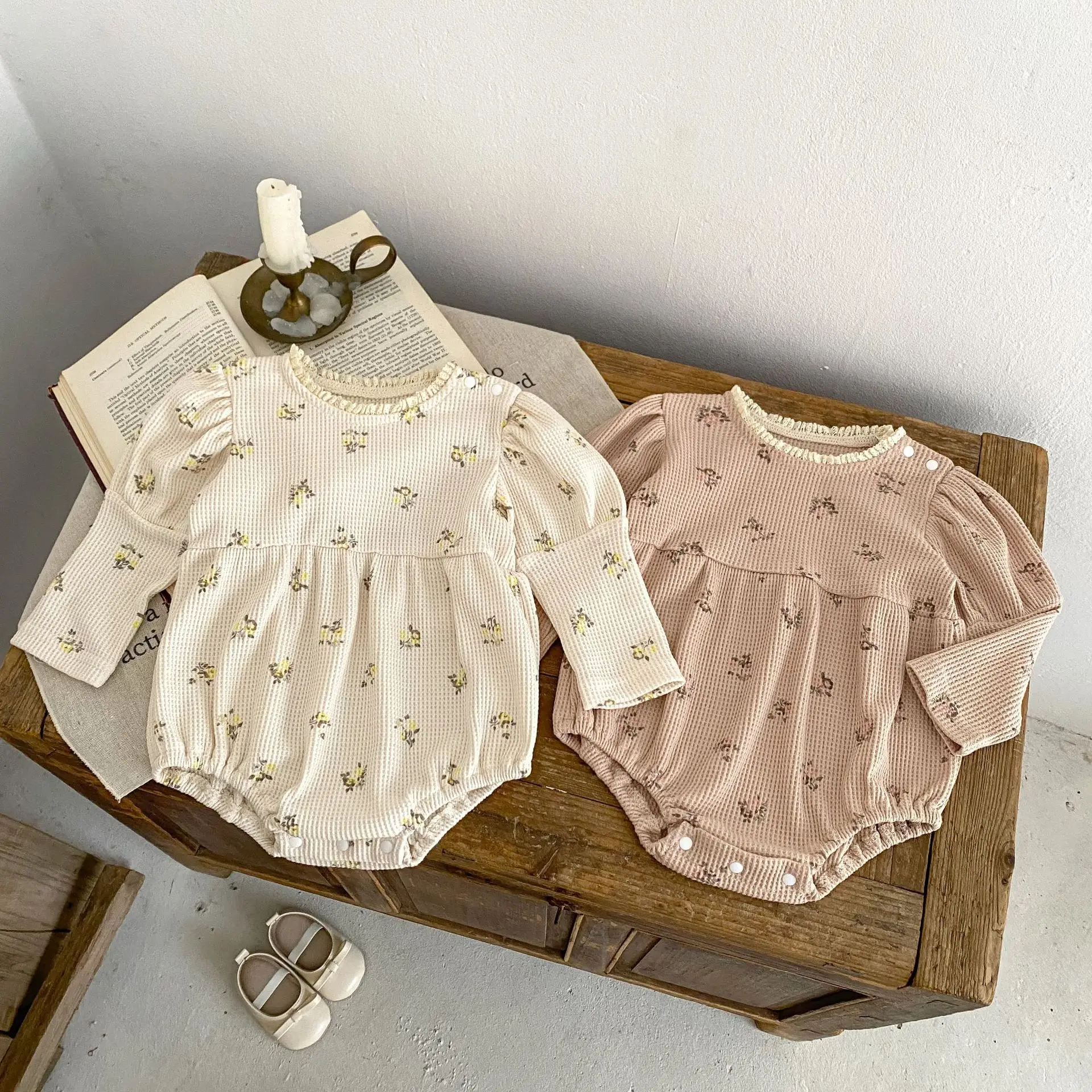 

2024 Spring New Infant and Toddler Girl Baby Small Fragmented Flower Print Lace Collar Sweetwear Triangle Creeper Baby Clothes