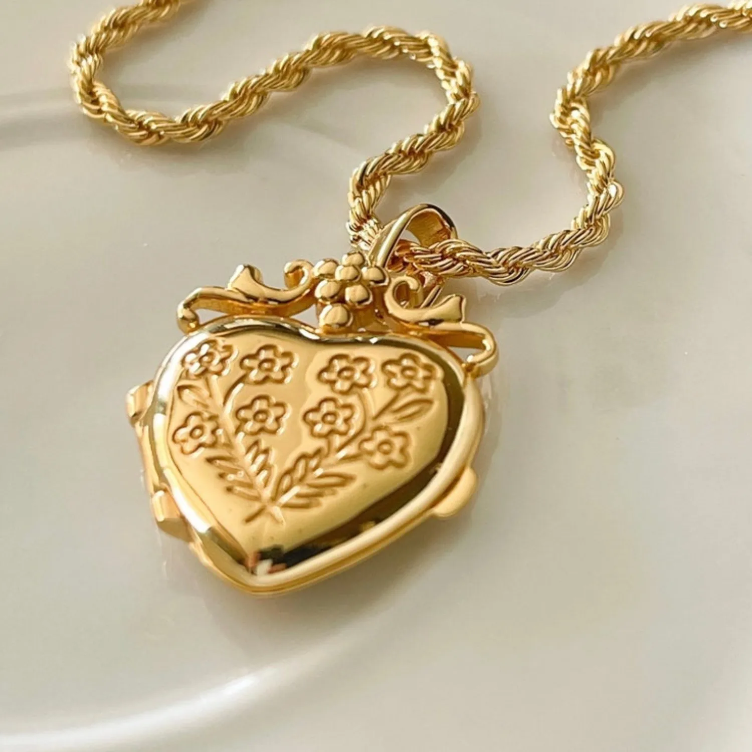 18K Gold Plated Romantic Flower Locket Necklace With Working Hinge Closure Photo Frame Pendant Valentines Day Jewelry Gift