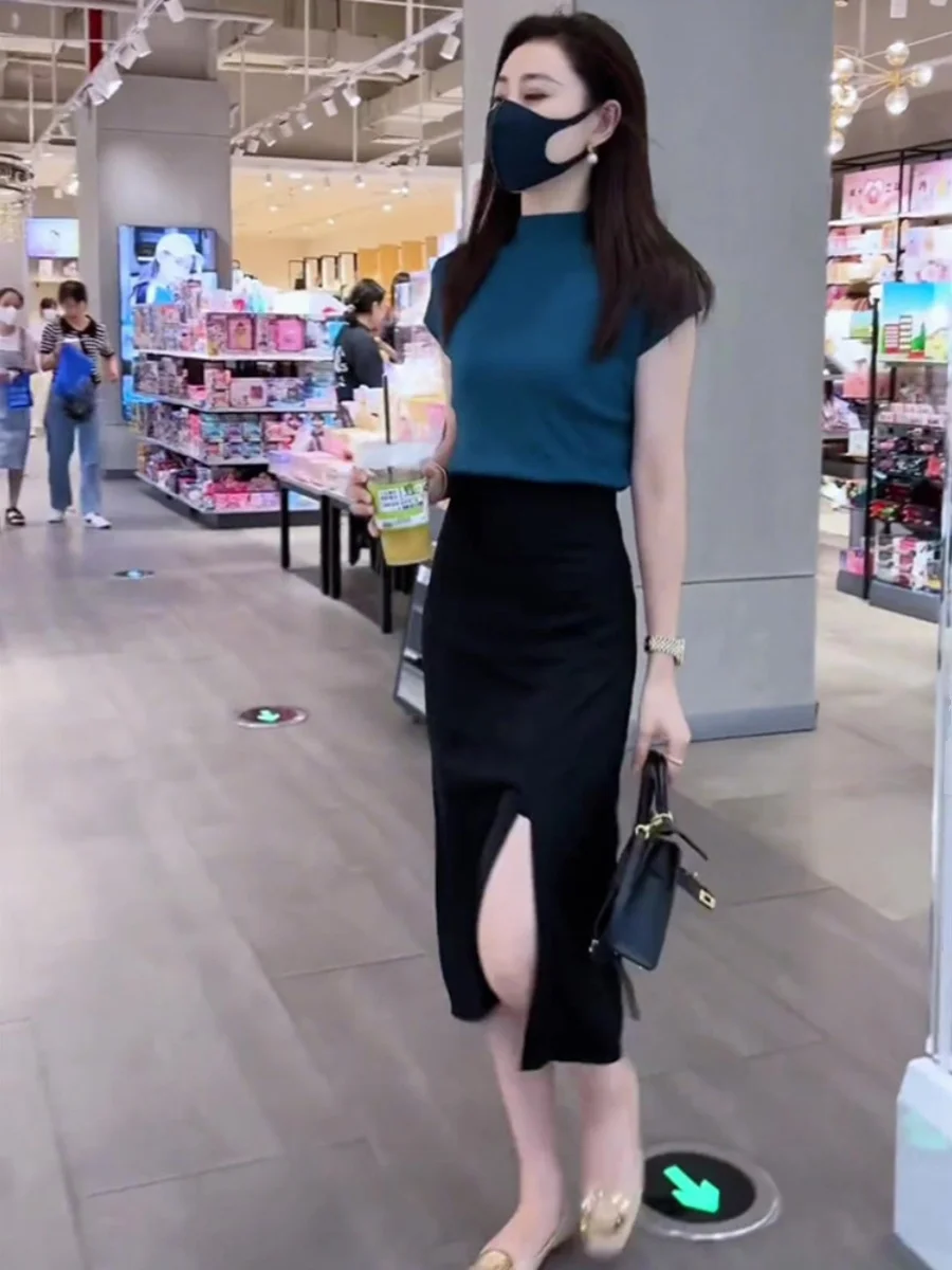 

Chic Light Maturity Knitted Sweater Black Side Slit Skirt Anti Aging Fashionable Two Piece Set for Women Summer