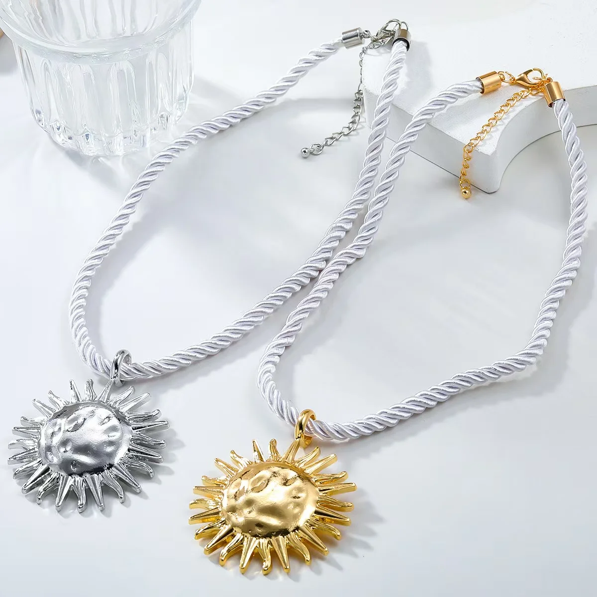 Z Fashion Holiday Alloy Sun Pendant Necklace