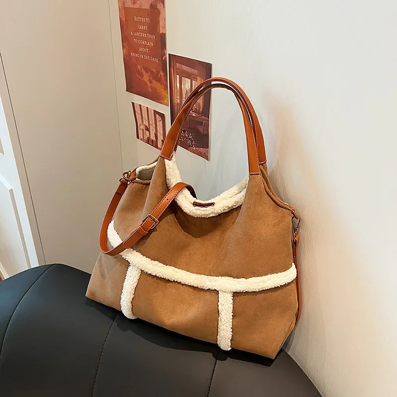 

2025 Casual Large Capacity Women's Bag Girl Wind Lamb Plush Stitching Armpit Bag Personality Shoulder Designer Luxury Bag