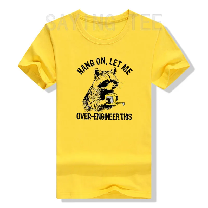 Warte, lass mich das schmeichelnde T-Shirt mit lustigem Waschbär-Motiv für Techniker im Y2K-Stil gestalten – Süßes, personalisiertes Herren-T-Shirt für den Arbeitsalltag mit sarkastischem Spruch – Detail 8