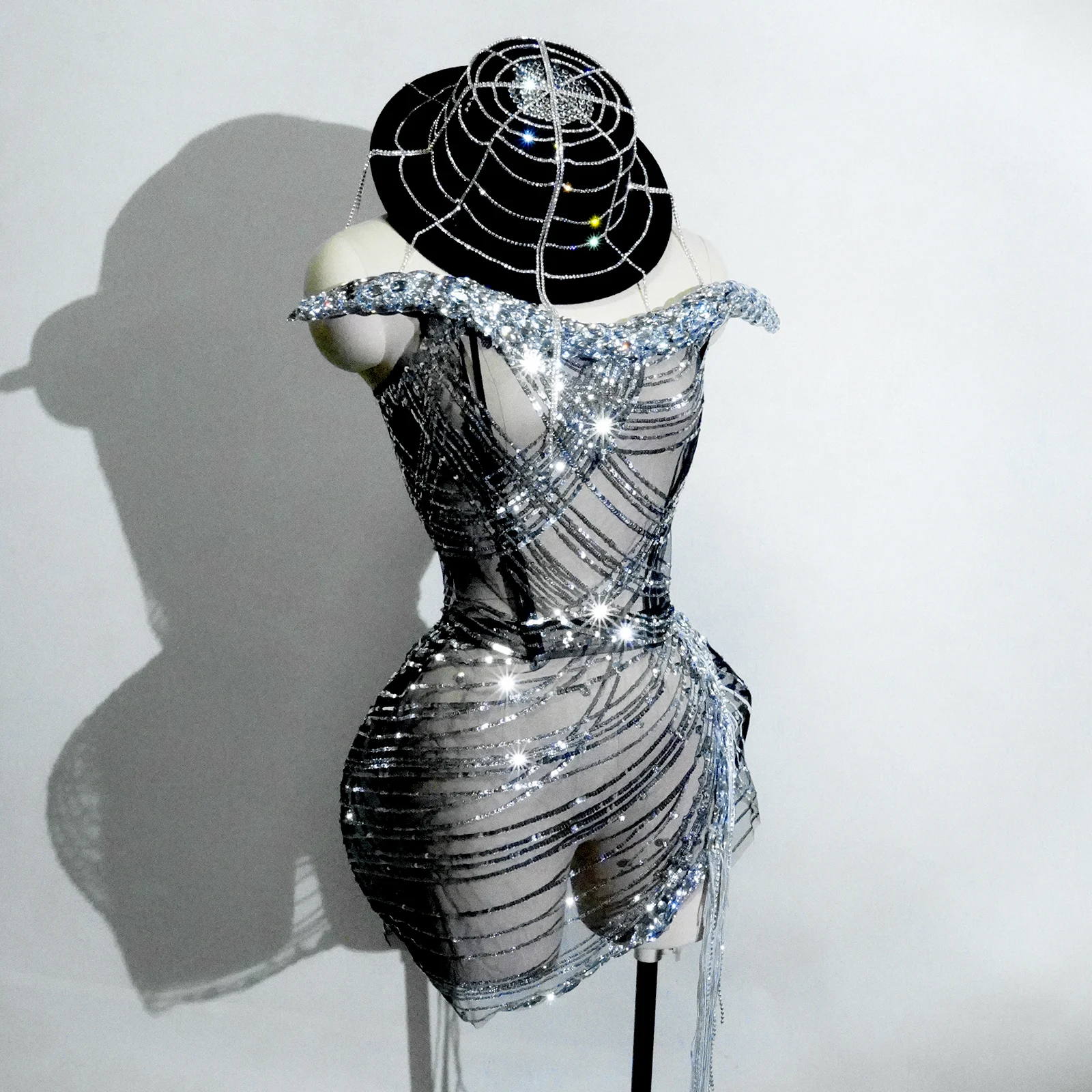 光沢のあるスパンコールメッシュオフショルダーステージパフォーマンスドレスブラックウェブシェイプトップハット誕生日パーティークラブダンスパフォーマンスコスチューム