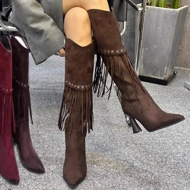 

Ботинки до середины икры из флока с кисточками, женские весенне-осенние туфли из нубука на высоком каблуке, женские рыцарские сапоги большого размера 34-43 с острым носком