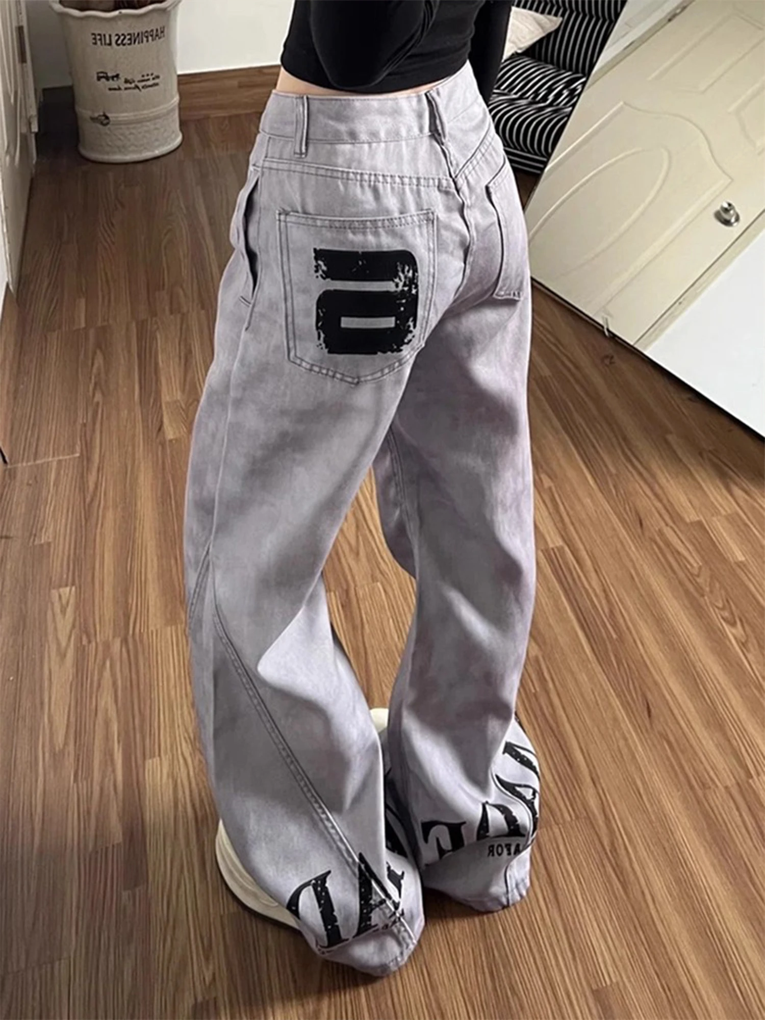 

Женские джинсы с высокой талией, широкими штанинами, в стиле Y2K, винтажные, светло-серые, с принтом цифр и надписей на подоле, повседневные, из денима