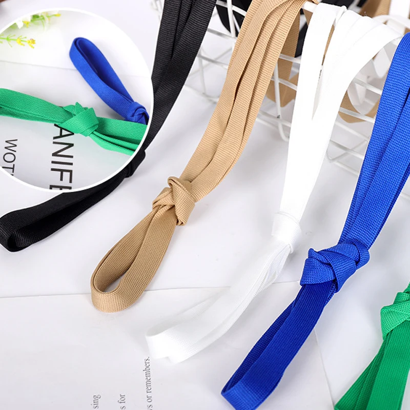 Xiao Bai's shoelaces are widened, flat, and trendy. The shoelaces are made of board and shoelaces