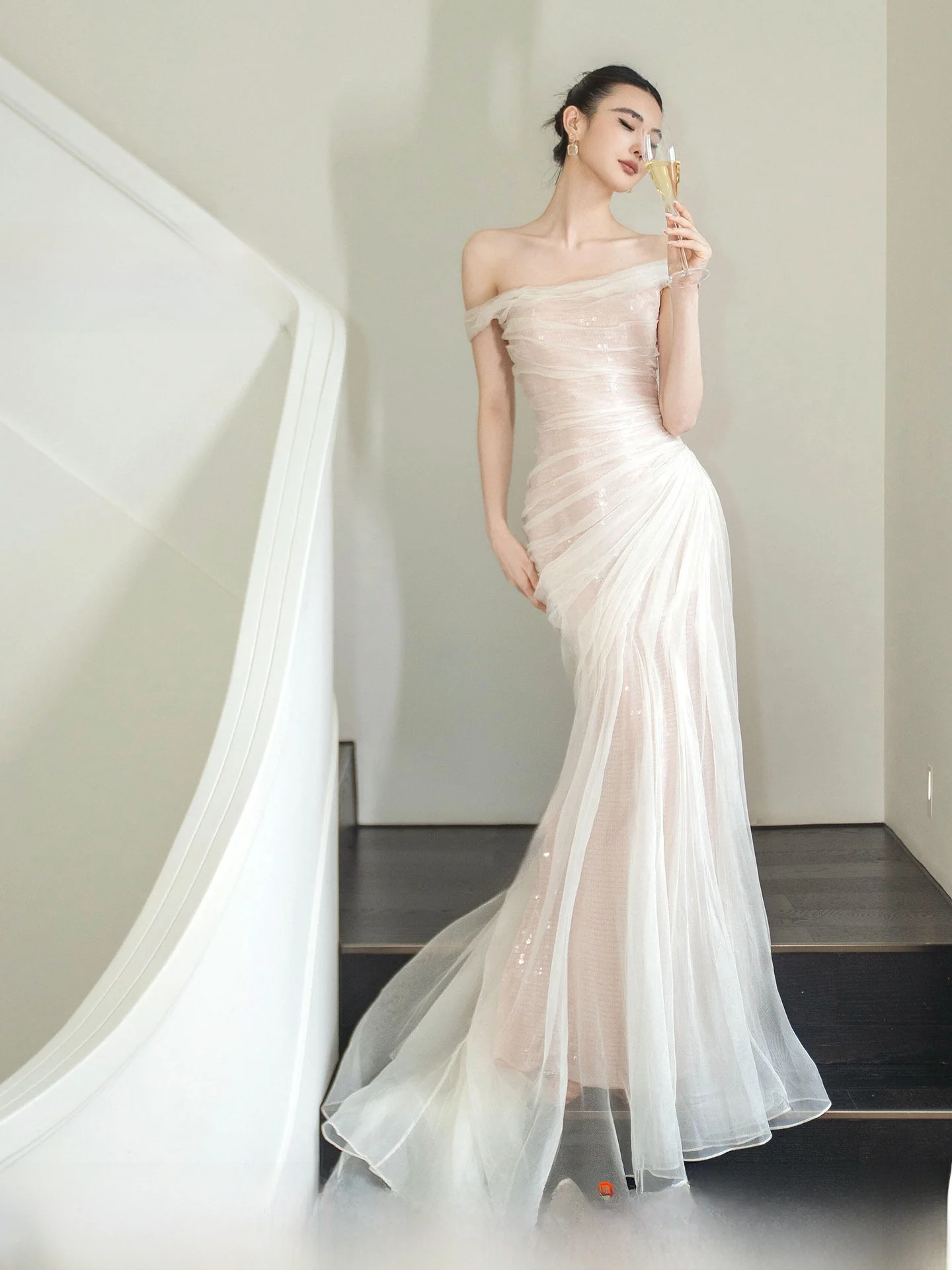 

Элегантное свадебное платье на одно плечо, приталенное, фасон «русалка», для вечерних приемов и гостей, красивый утренний халат