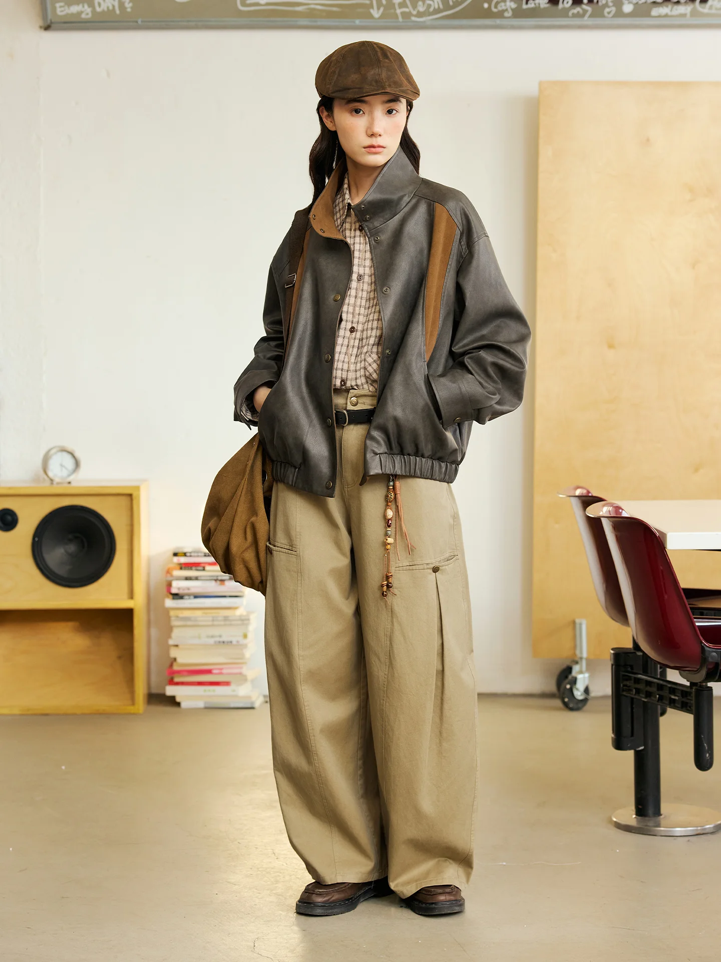 Octopusme 早春ヴィンテージデザインスエードジャケットスタンドカラールーズスプライシングレザーコートレディースファッションレトロスタイル長袖