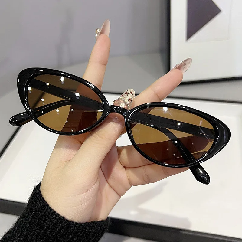 Kleine Cat-Eye-Sonnenbrille für Damen, Retro-Stil mit Nieten, Braun-Grüne Farbgläser, Punk-Brillen für Frauen, UV400-Schutz