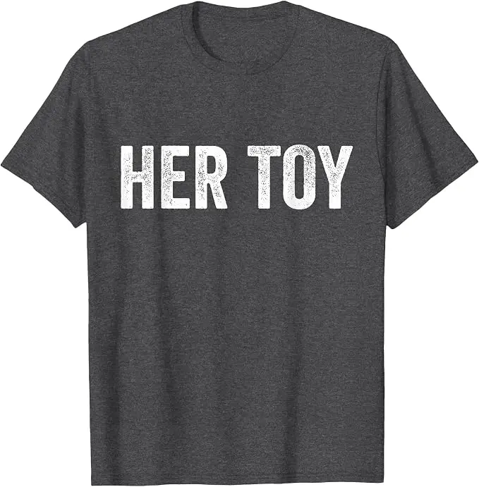 Her Toy Lustiges BDSM FemDom Munch T-Shirt, Submissive T-Shirt, Y2k Persönlichkeit, Munch- oder Kink-Party-Bekleidung, Witziges Sarkastisches Spruch-T-Shirt – Detail 9