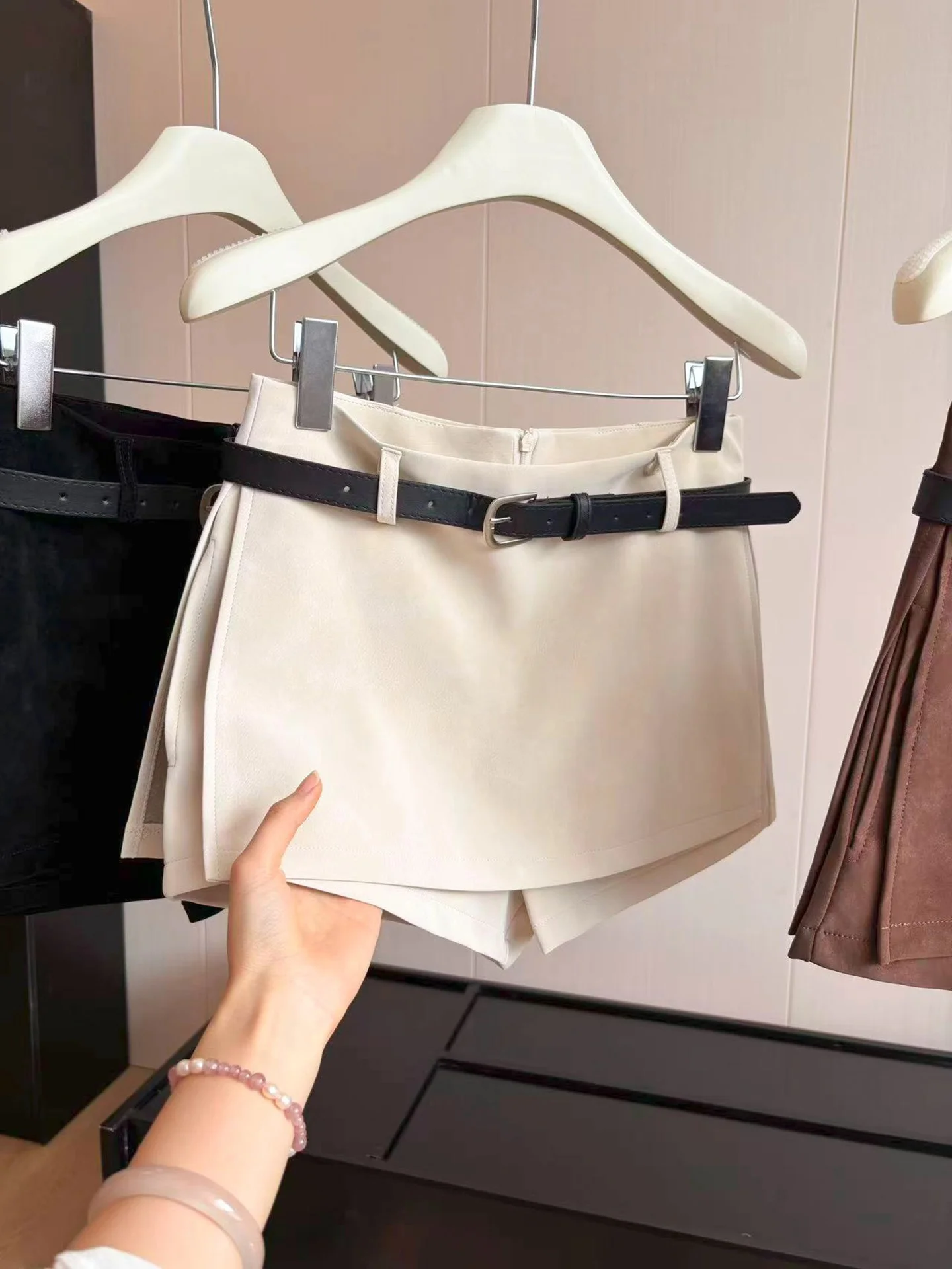 Retro Minimalist High Waist PU Leather  Skirt Women's Autumn Belted Versatile Slimming Short Skirt Anti-Light Walking