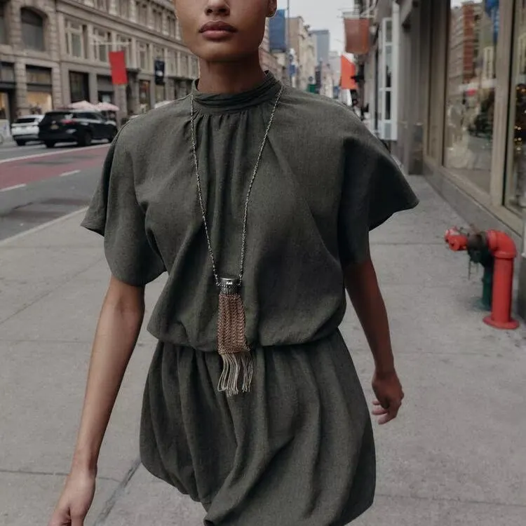 เสื้อผ้าแฟชั่นสำหรับผู้หญิง คอลเลคชั่นฤดูใบไม้ร่วง-ฤดูหนาว ทรงบอลลูน แขนยาว ทรงเอ หรือทรงสเวตเตอร์ ผลิตจากเส้นใยโพลีเอสเตอร์ เหมาะสำหรับใส่ไปทำงาน