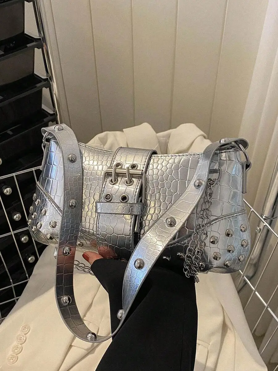 

Серебряная сумка-кроссбоди с тиснением под крокодила, декоративными заклепками, ремешком и цепочкой