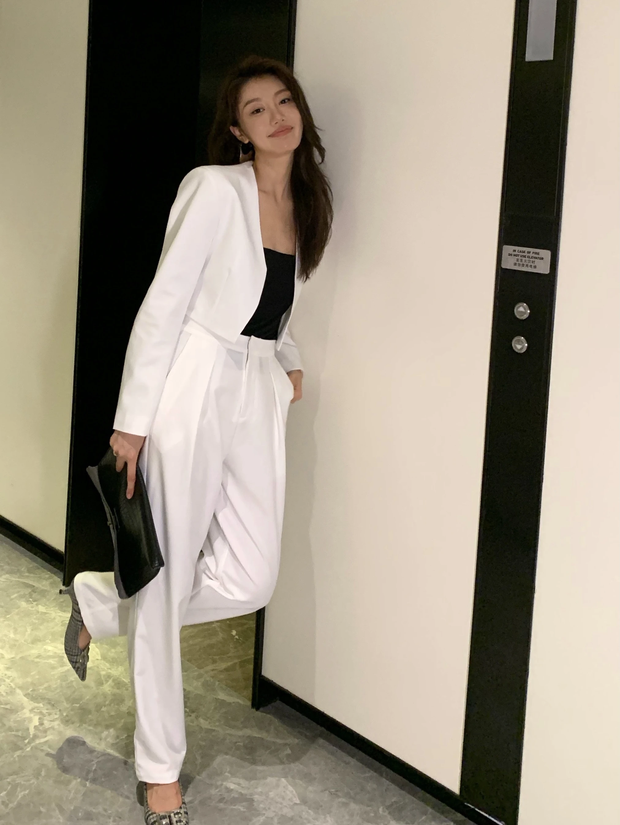 

Faionable Mat Design Простой высококачественный костюм 82 от Garbociaga, полиэфирная ткань, коллекция осень 2023.