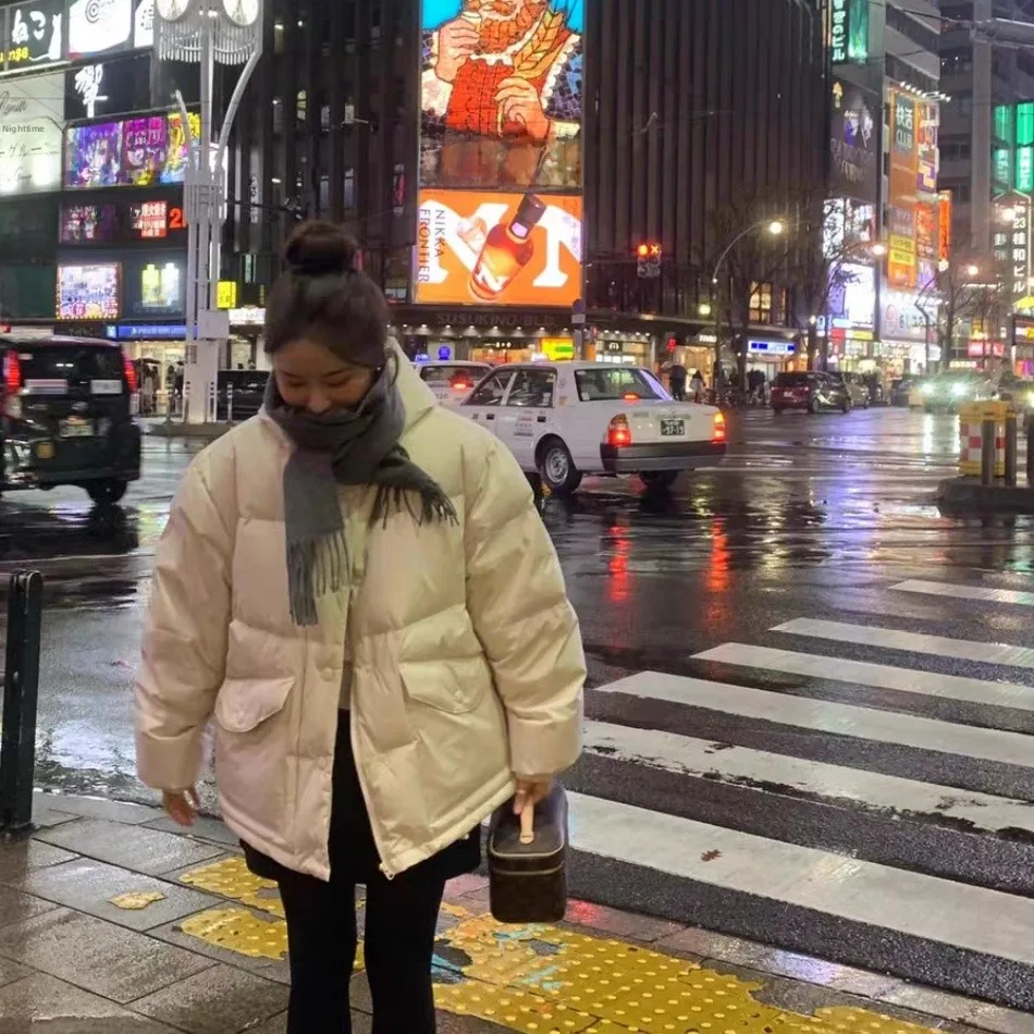 เสื้อโค้ทผู้หญิงแบบมีฮู้ด ซิป ผ้าดาวน์สีขาว น้ำหนักเบา สไตล์ลำลอง ให้ความอบอุ่น ทรงโอเวอร์ไซส์ ดีไซน์ทันสมัย แมทช์ได้กับทุกชุด