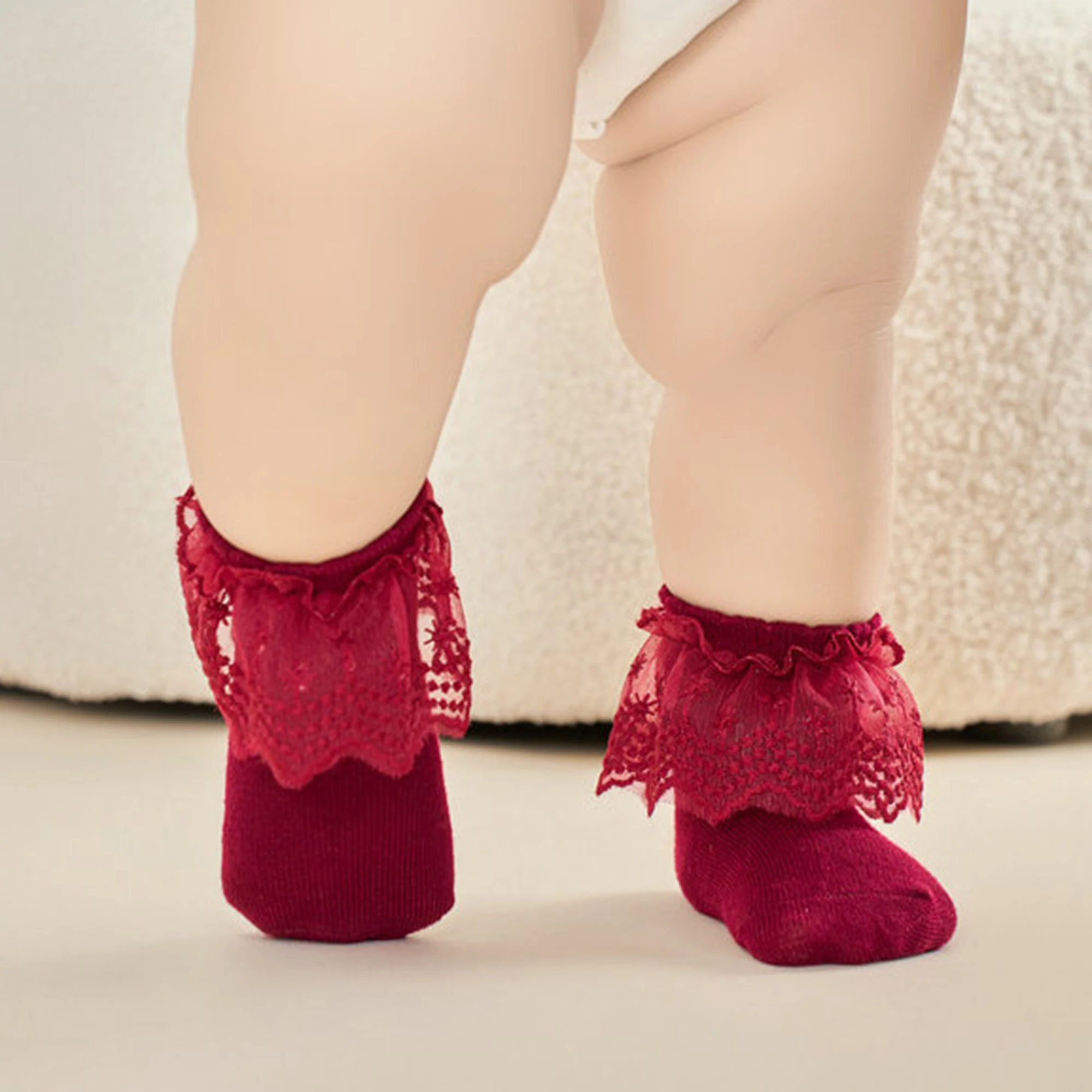 

Очаровательные носки с кружевной отделкой для маленьких девочек, нежными оборками и нескользящим дизайном — идеально подходят для ног маленькой принцессы