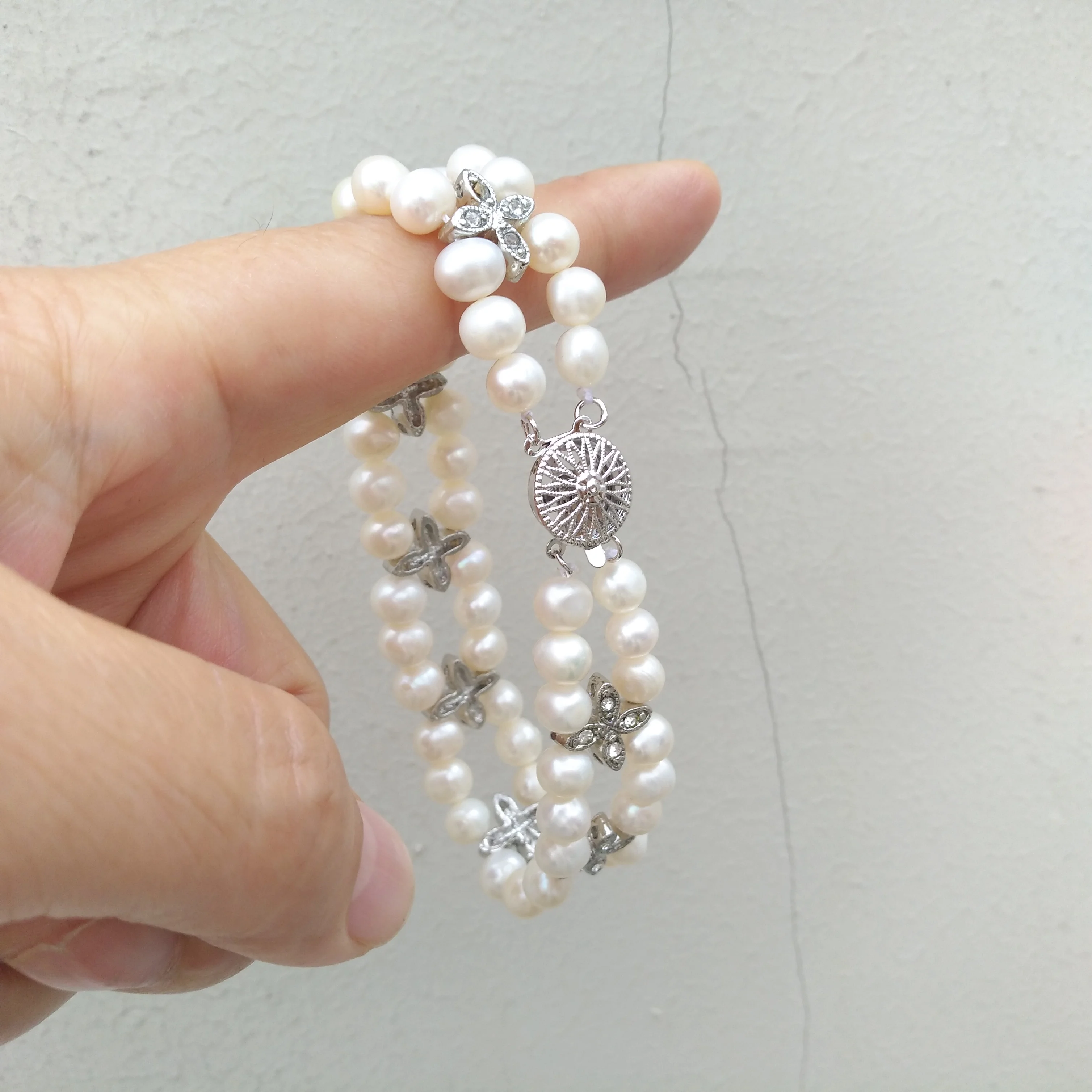 

New 2row Real Natural white AAA Akoya Real Natural White Pearl Bracelet 16cm Videos and pictures are all taken in kind.