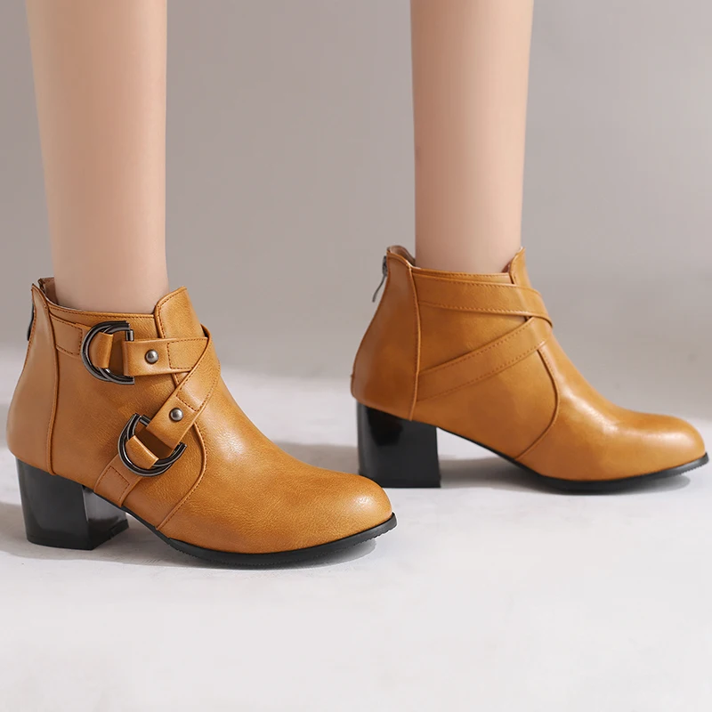 حجم كبير الصليب الرجعية مشبك معدني برشام عودة زيبر شتاء جديد أفخم الأحذية الداخلية موضة كعب خشن أحذية بوت قصيرة