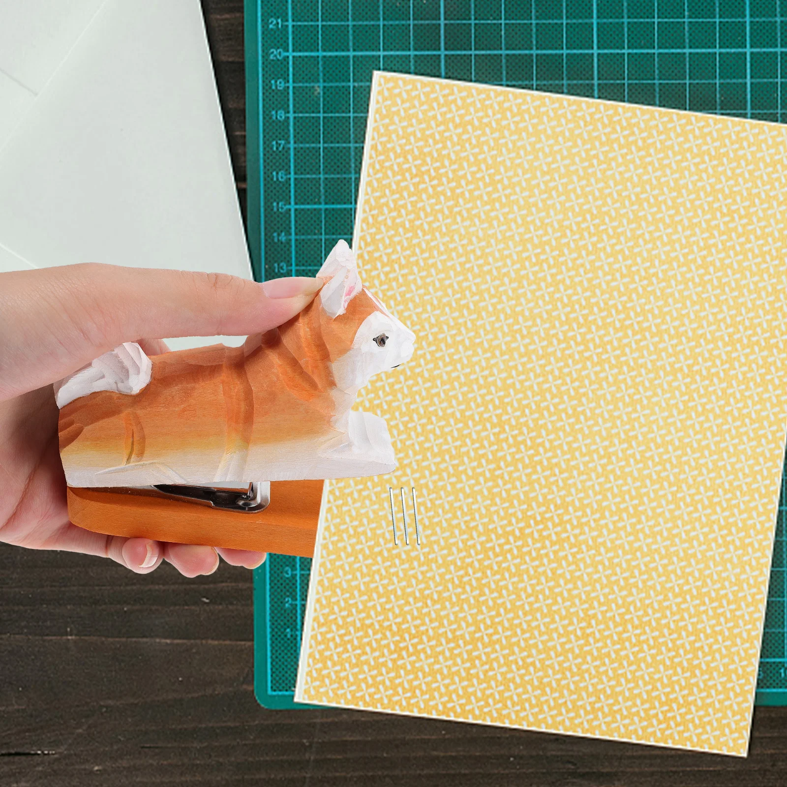 Stapler Kayu Mini Desain Hewan Alat Tulis Kantor yang Menyenangkan Alat Kertas Dekoratif Stapler untuk Penggunaan di Rumah Sekolah Kerja.