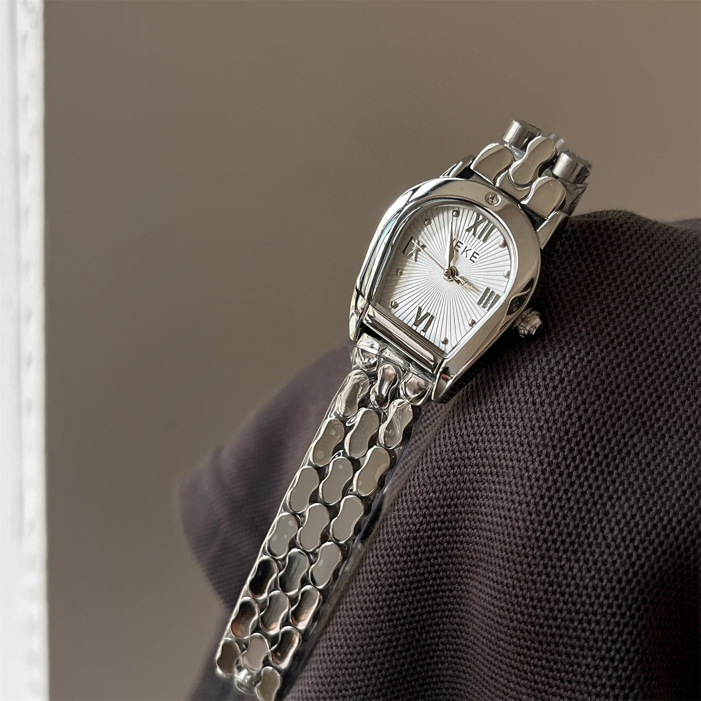 New Design ArchShaped Women'S WatchVersatile And HighEnd Quartz Wristwatch With Steel Strap And Chain HighQuality Women'S Watch.