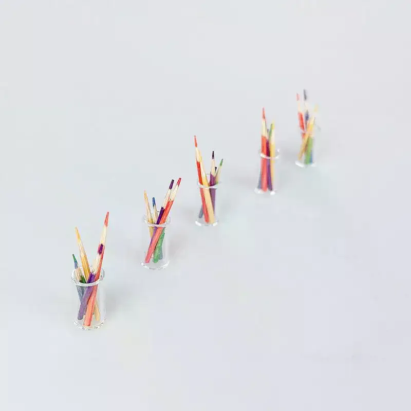 6Pcs Puppenhaus Lernen Szene Zubehör 1:12 Puppenhaus Miniatur Kleine Stift Tasse Halter Mit Farbe Bleistift