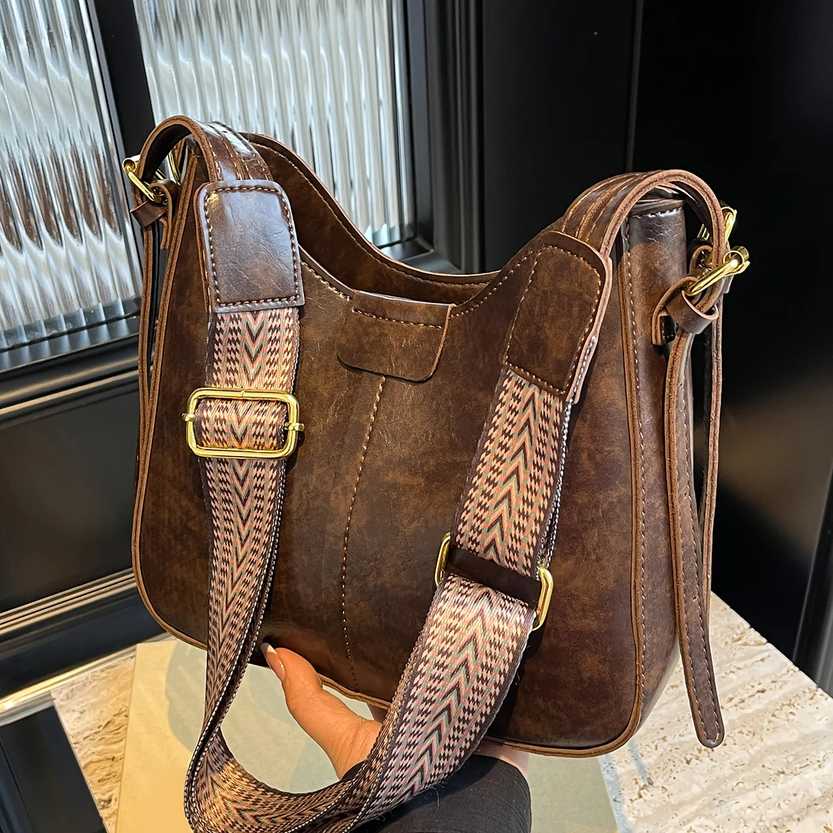 

Versatile and fashionable daily crossbody bag, niche design, popular simple texture solid color retro shoulder bag,