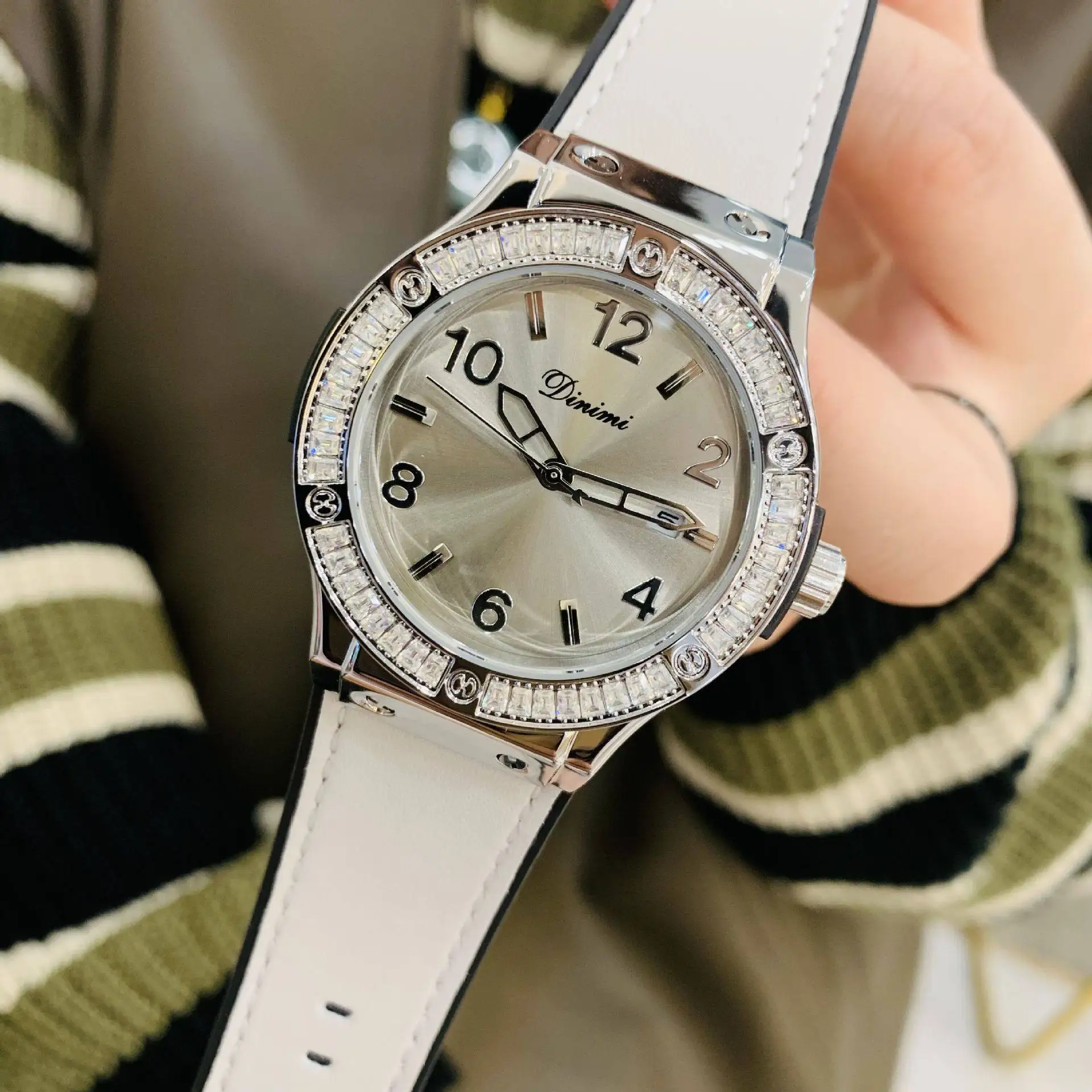 

Stylish Women'S Quartz Watch With Calendar Function And Silicone Strap. Fashionable And Luxurious Women'S Wristwatch.